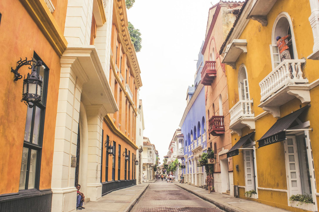 Calle colonial colorida en el centro histórico de Cartagena de Indias, Colombia