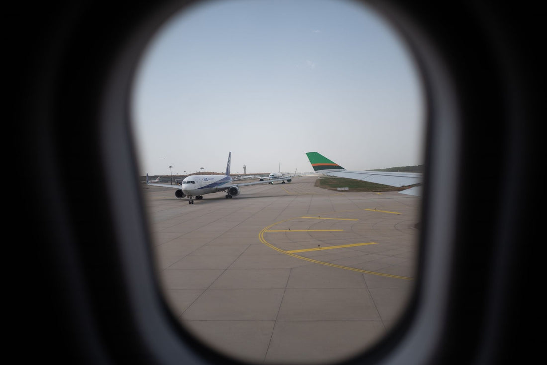 Aviones en la pista de un aeropuerto, representando las nuevas rutas aéreas entre Latinoamérica y Europa en 2026