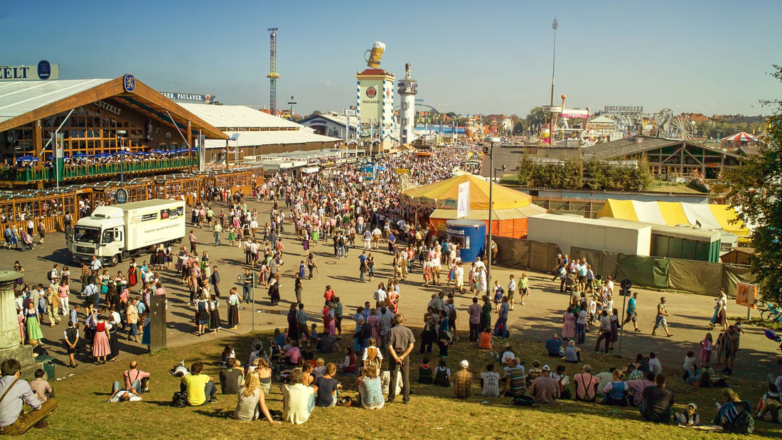 Multitud celebrando en el Oktoberfest de Múnich