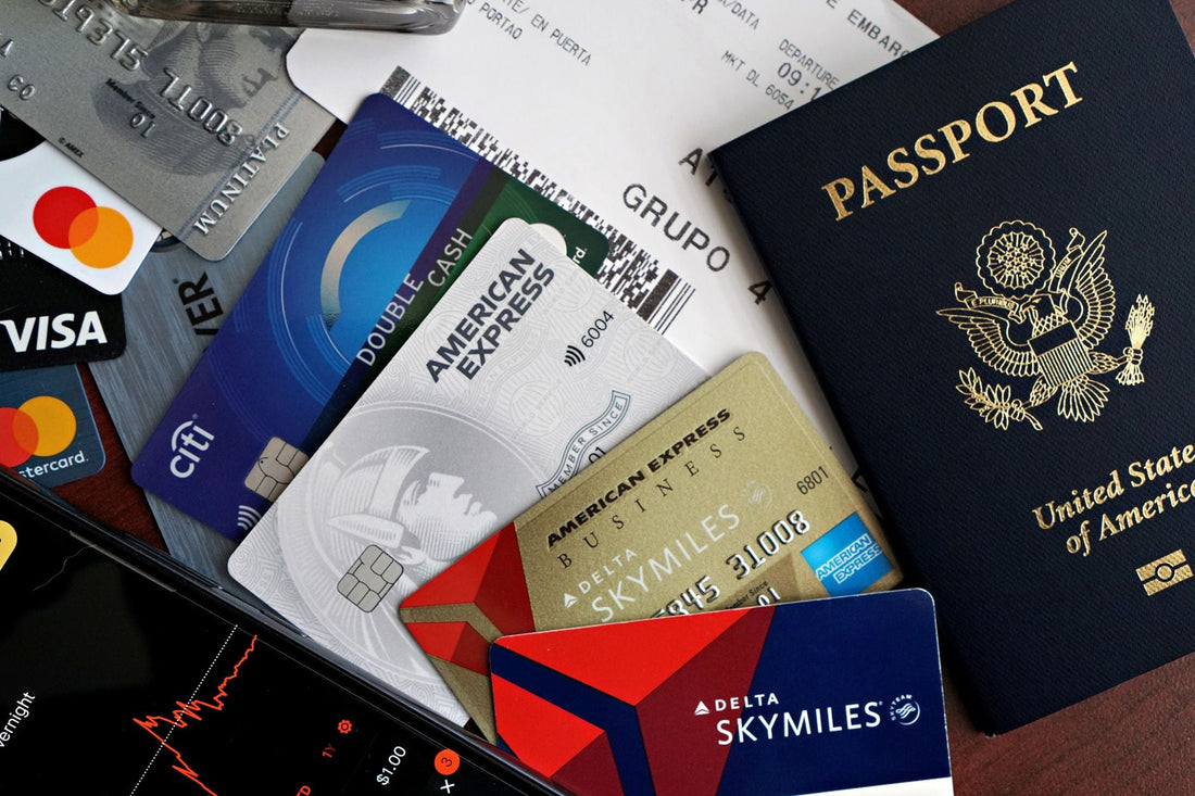 Pasaporte, tarjetas y pasaje de embarque sobre una mesa, elementos esenciales para viajar con la documentación en regla