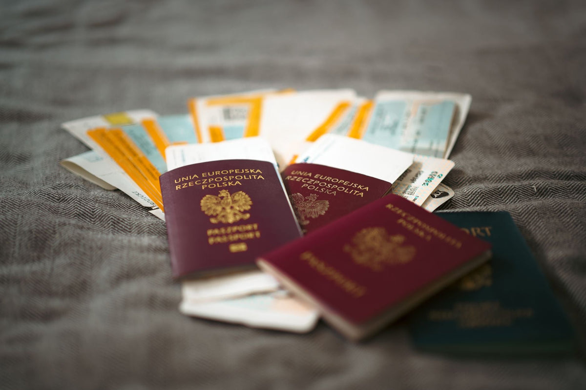Pasaportes y documentos de viaje sobre una mesa, listos para un viaje a Europa