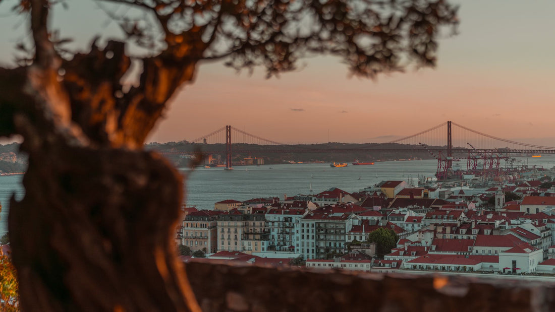 Vista de Lisboa al atardecer con el puente 25 de Abril de fondo