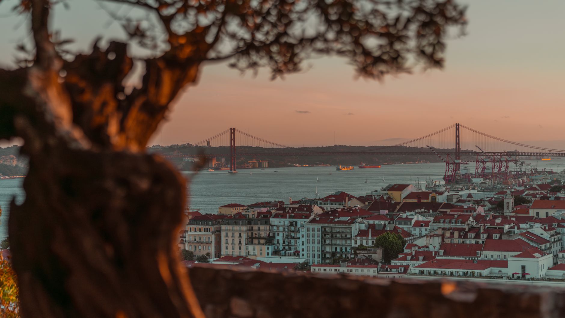 Vista de Lisboa al atardecer con el puente 25 de Abril de fondo