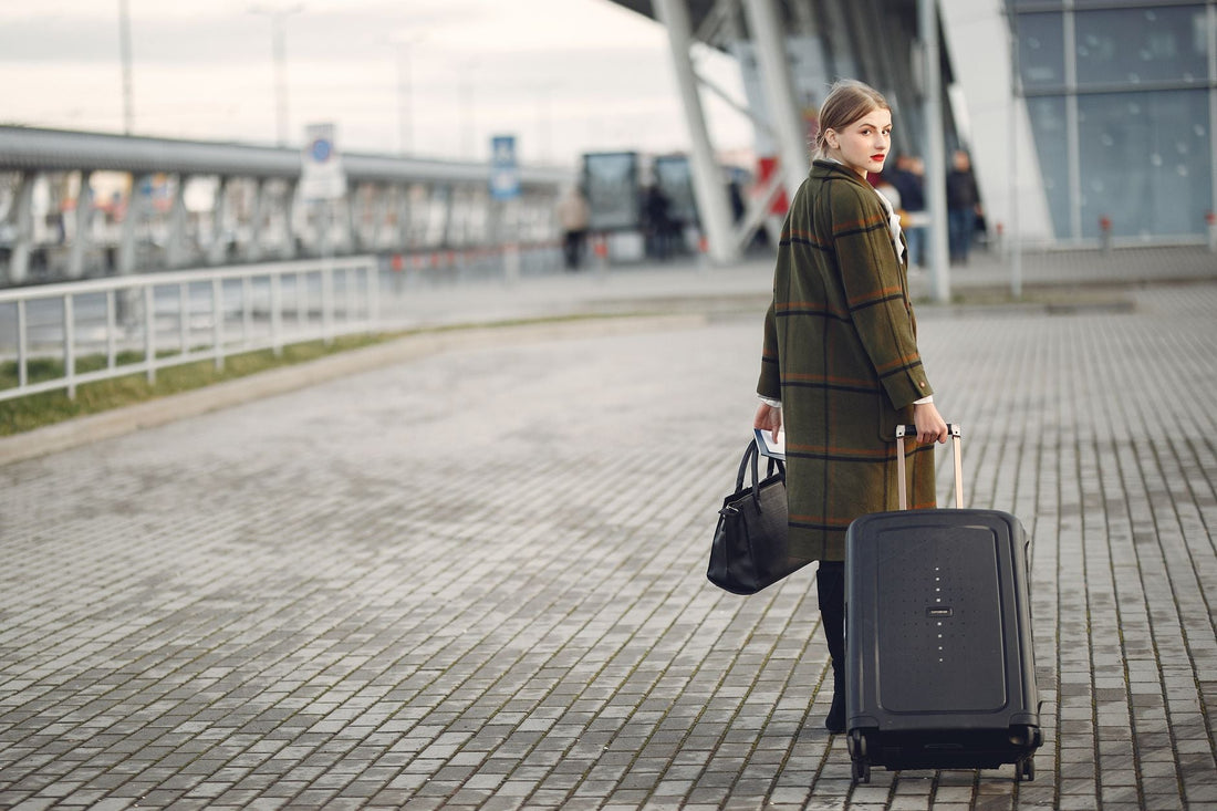 Viajera con maleta de mano caminando en un aeropuerto
